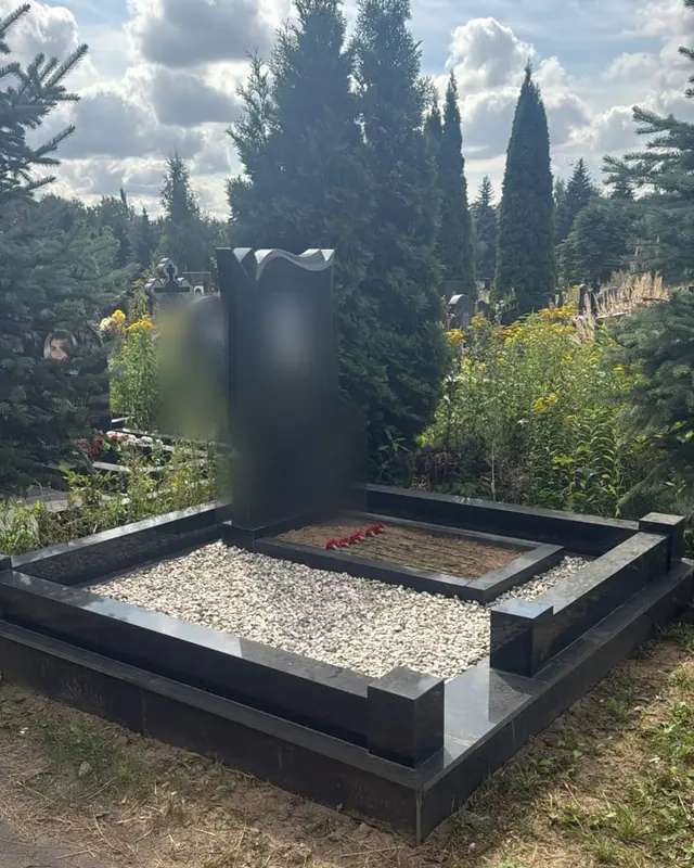 Памятник с фотокерамикой, цоколем и засыпкой белой мраморной крошкой