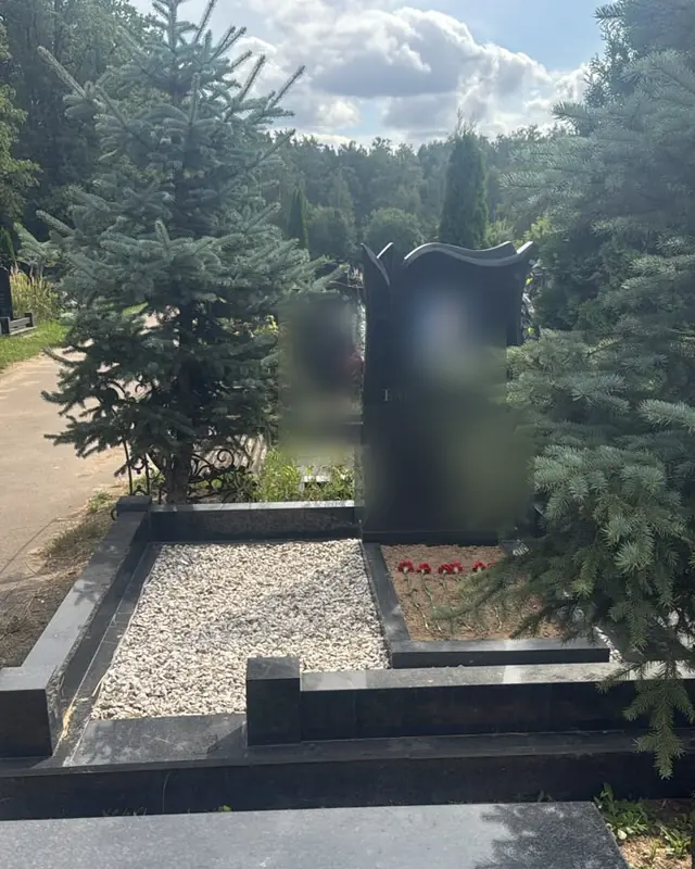 Цветник с засыпкой белой крошкой и обрамлением из чёрного гранита