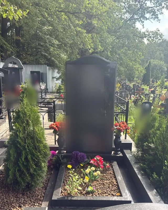 Памятник с гравированным портретом, цветником и отсыпкой крошкой