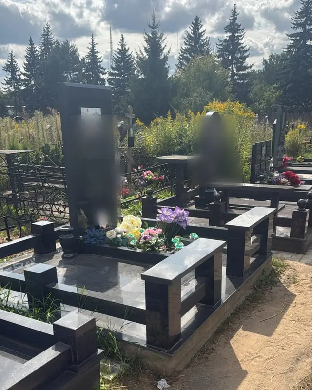 Участок с полированной гранитной плиткой, лавкой и цветником