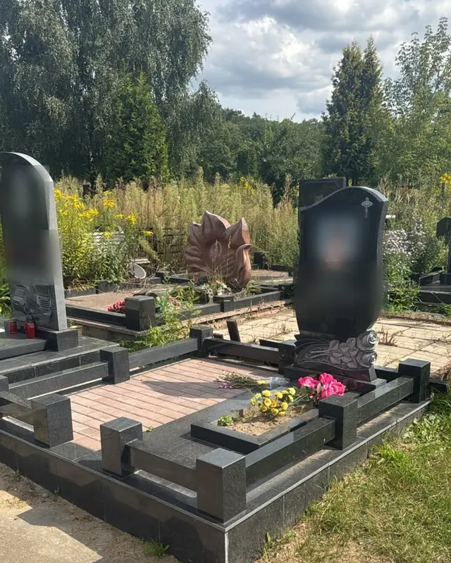 Комплекс из чёрного гранита с контрастной плиткой на участке