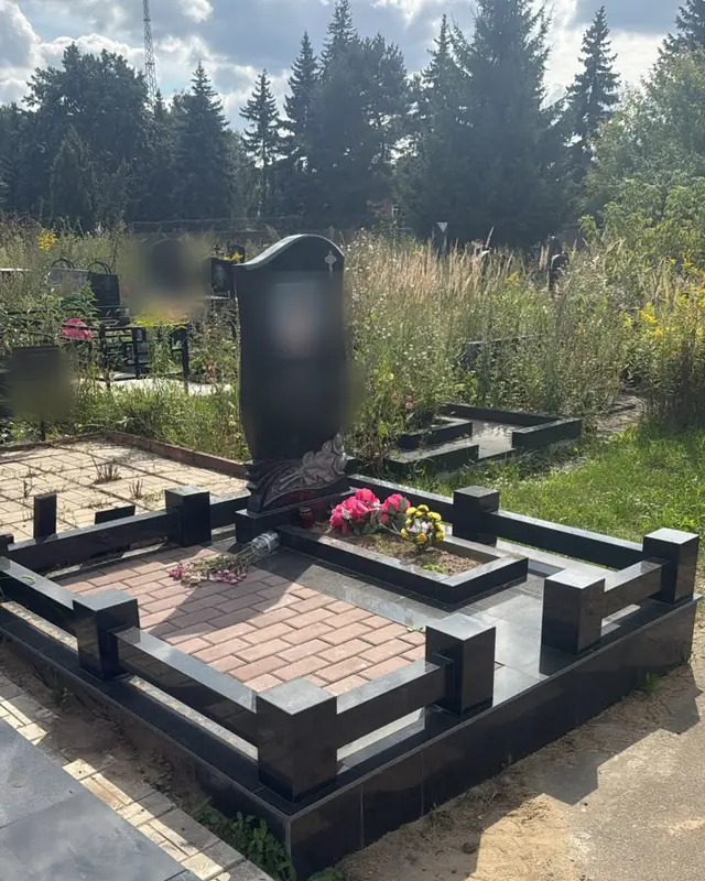 Участок из чёрного гранита с розовой плиткой и цветником