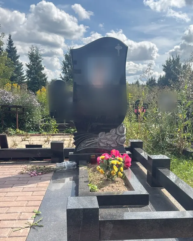 Стела с резьбой по камню