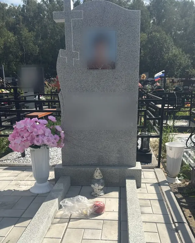 Памятник из светло-серого гранита со сквозным крестом и фотокерамикой