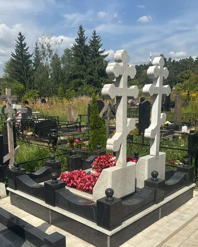 Гранитные кресты на ступенчатом цоколе с шарами-навершиями