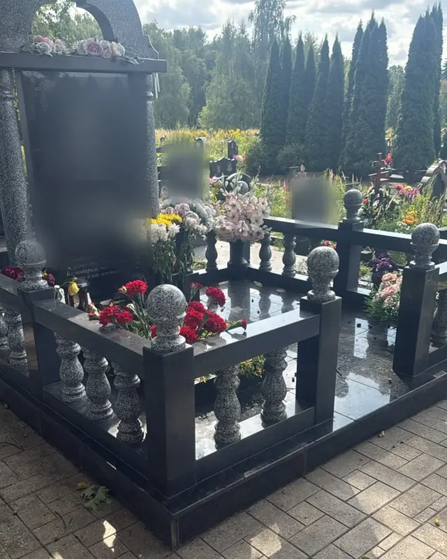 Мемориальный комплекс с балюстрадой из чёрного и серого гранита