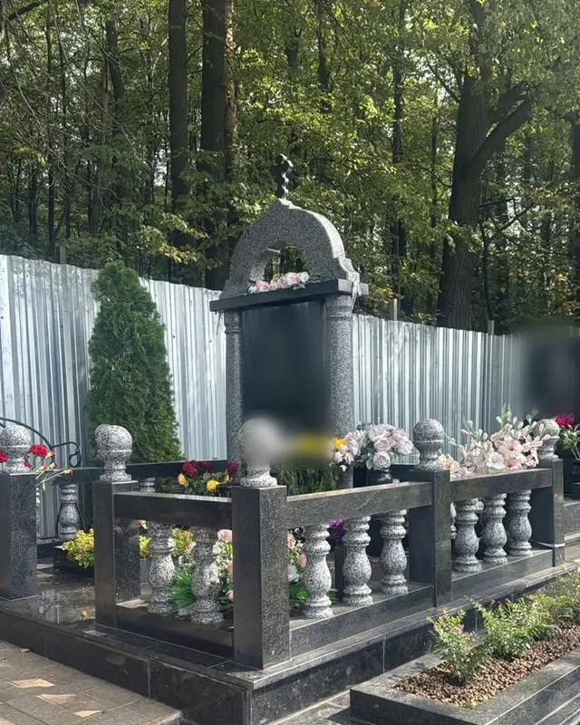 Гранитный мемориальный комплекс с аркой и озеленением участка
