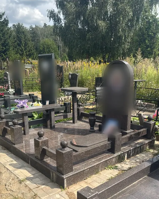 Мемориальный комплекс из коричнево-красного гранита на ступенчатом основании