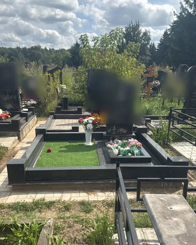 Памятник из габбро-диабаза с газоном и цветником на участке