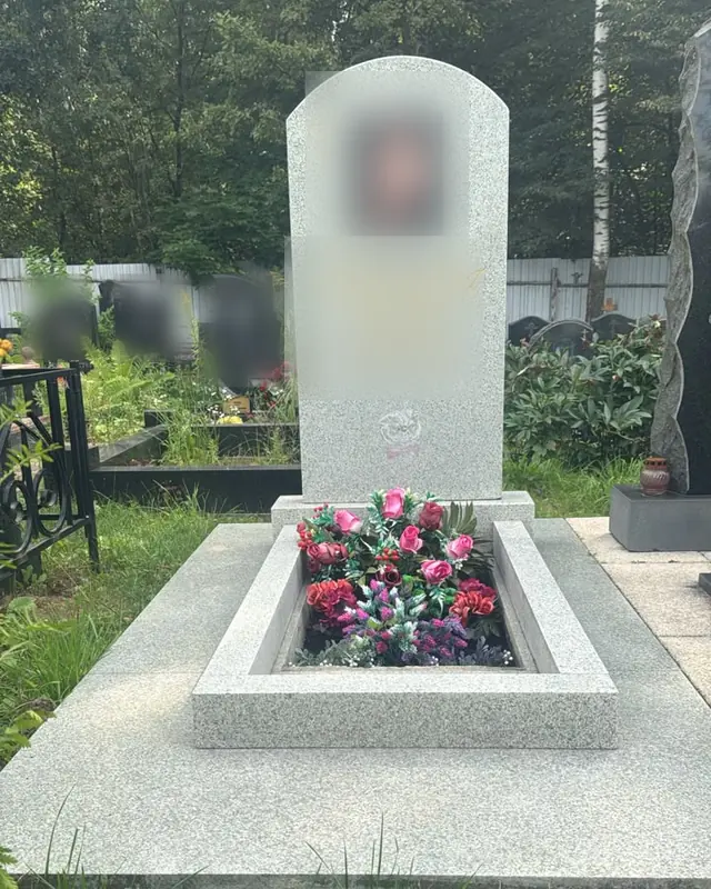 Памятник из светло-серого гранита с фотокерамикой и цветником