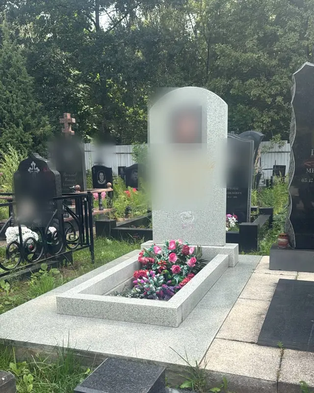 Участок из светлого гранита с цветником и плиткой по периметру