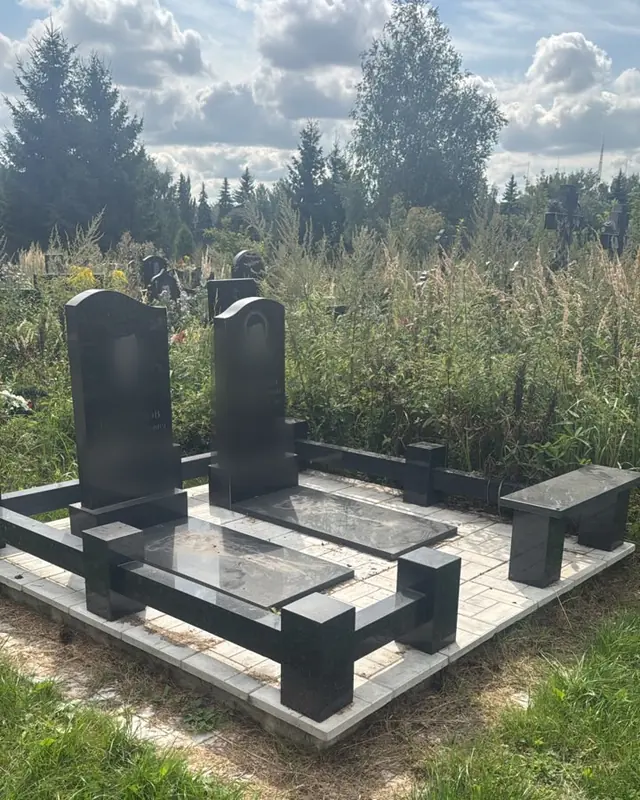 Двойной памятник из чёрного гранита с двумя стелами и лавочкой