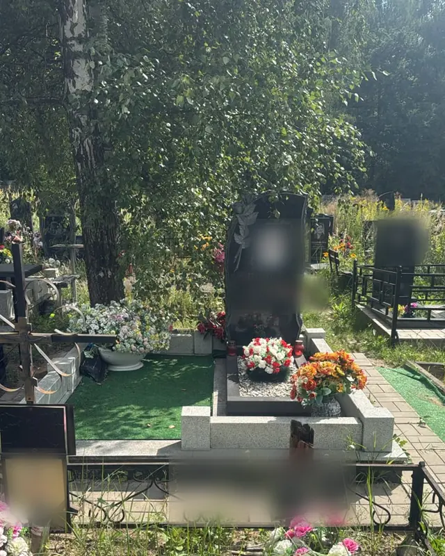 Памятник с фотокерамикой, растительным орнаментом и светлым цоколем