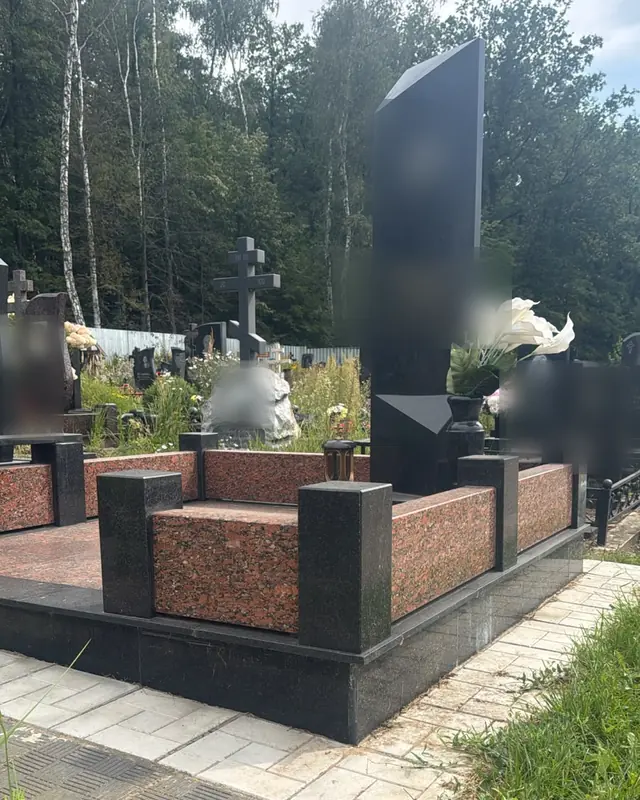 Мемориальный комплекс из чёрного и красного гранита с гранитной плиткой