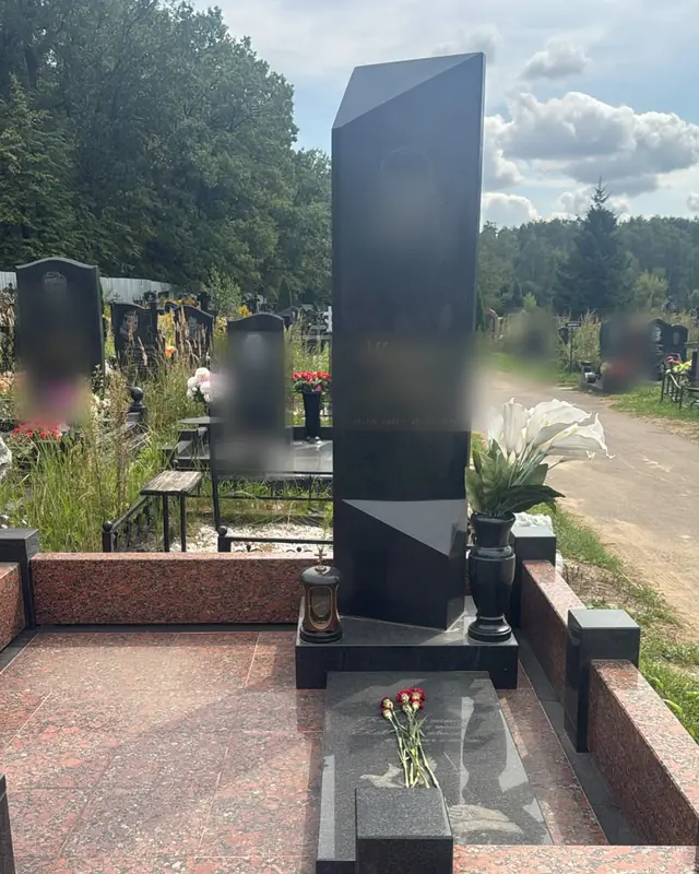 Гравированный портрет и надписи с золочением на чёрном граните