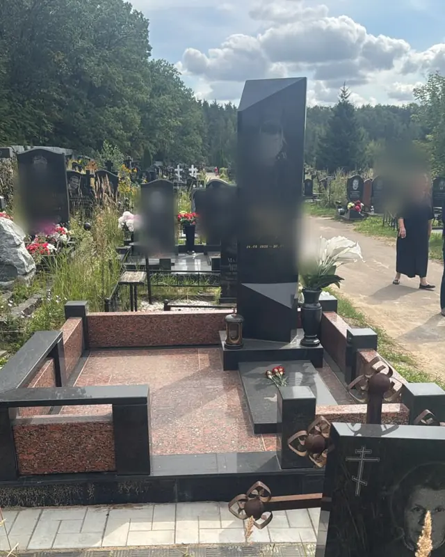 Памятник из габбро-диабаза и красного гранита, вид с дорожки