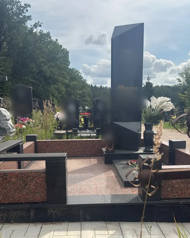 Общий вид участка: стела, цоколь, цветник и гранитная плитка