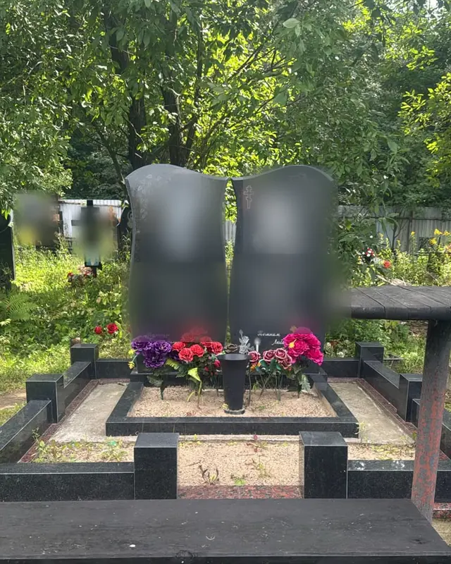Двойной памятник из чёрного гранита с гравированными портретами