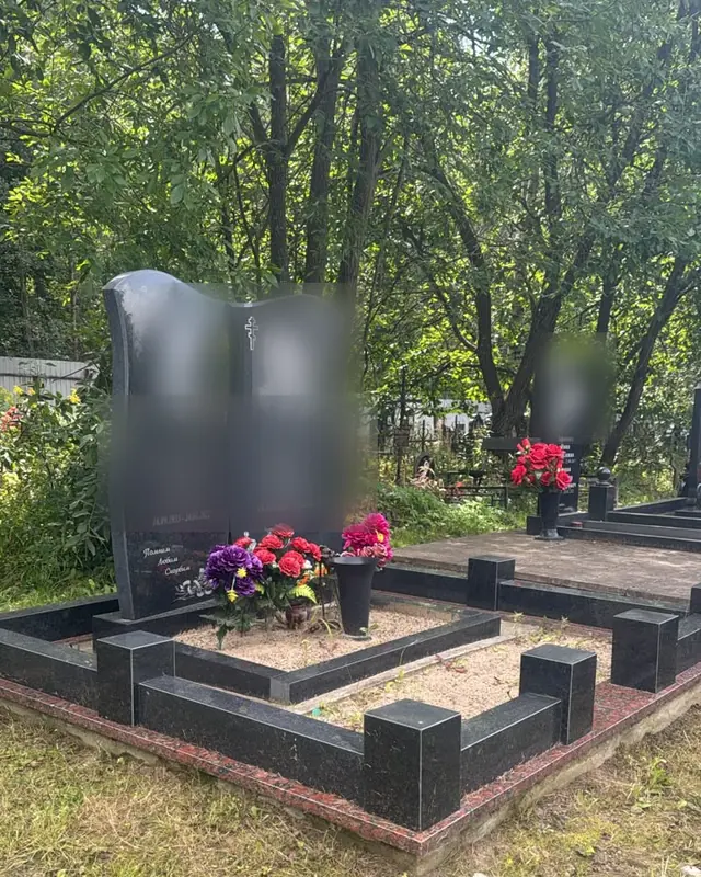 Двойной памятник с цоколем и отсыпкой на семейном участке