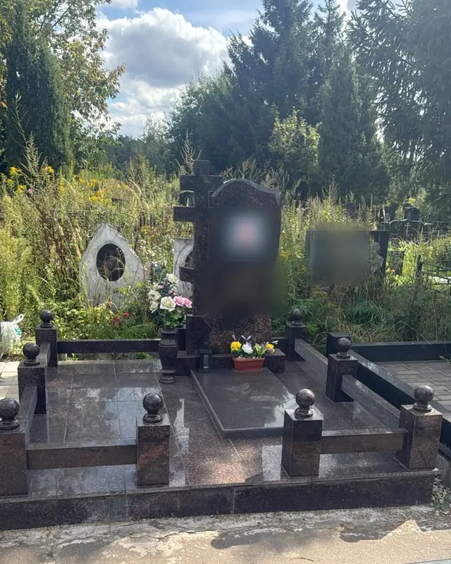 Участок из коричневого гранита с лавкой, цветником и полировкой