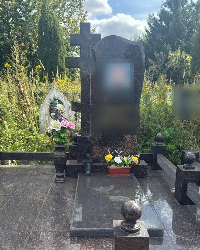 Памятник из коричневого гранита с крестом в рельефе и фотокерамикой