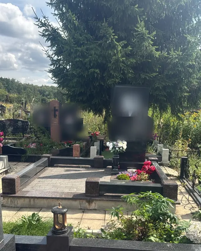 Участок с гранитной плиткой, лампадой и живой посадкой