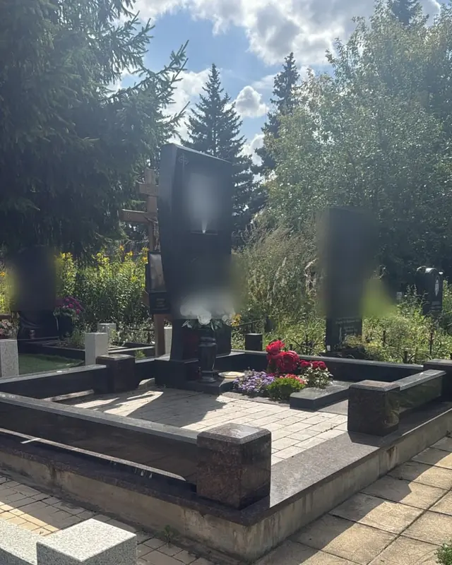 Мемориальный комплекс из чёрного и красно-коричневого гранита