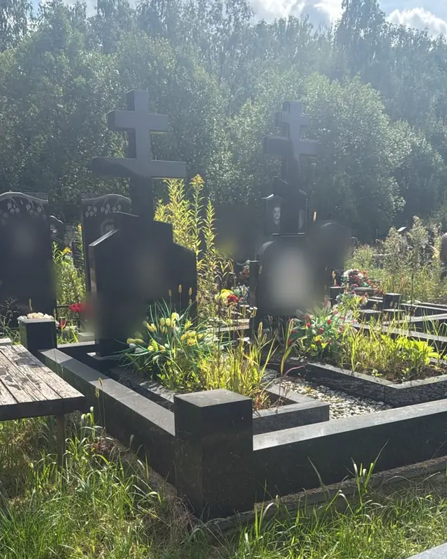 Семейный участок с гранитными крестами и цветниками