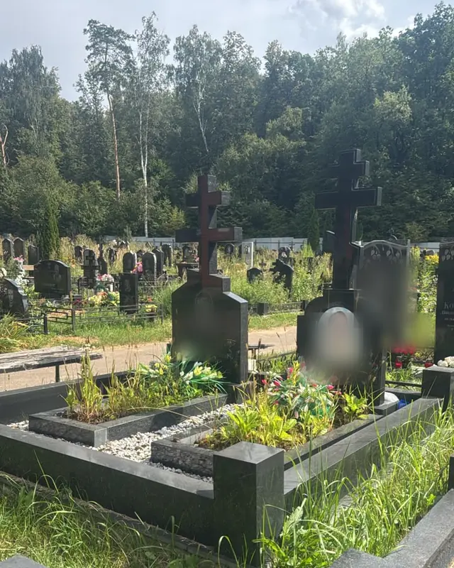 Участок с двумя гранитными крестами и раздельными цветниками